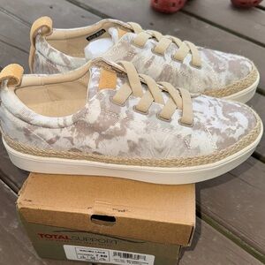 Stylish Beige Camouflage Women's Sneakers